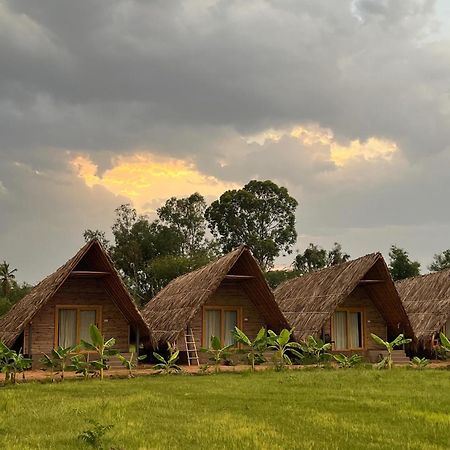 Hotel Tropical Hampi Esterno foto