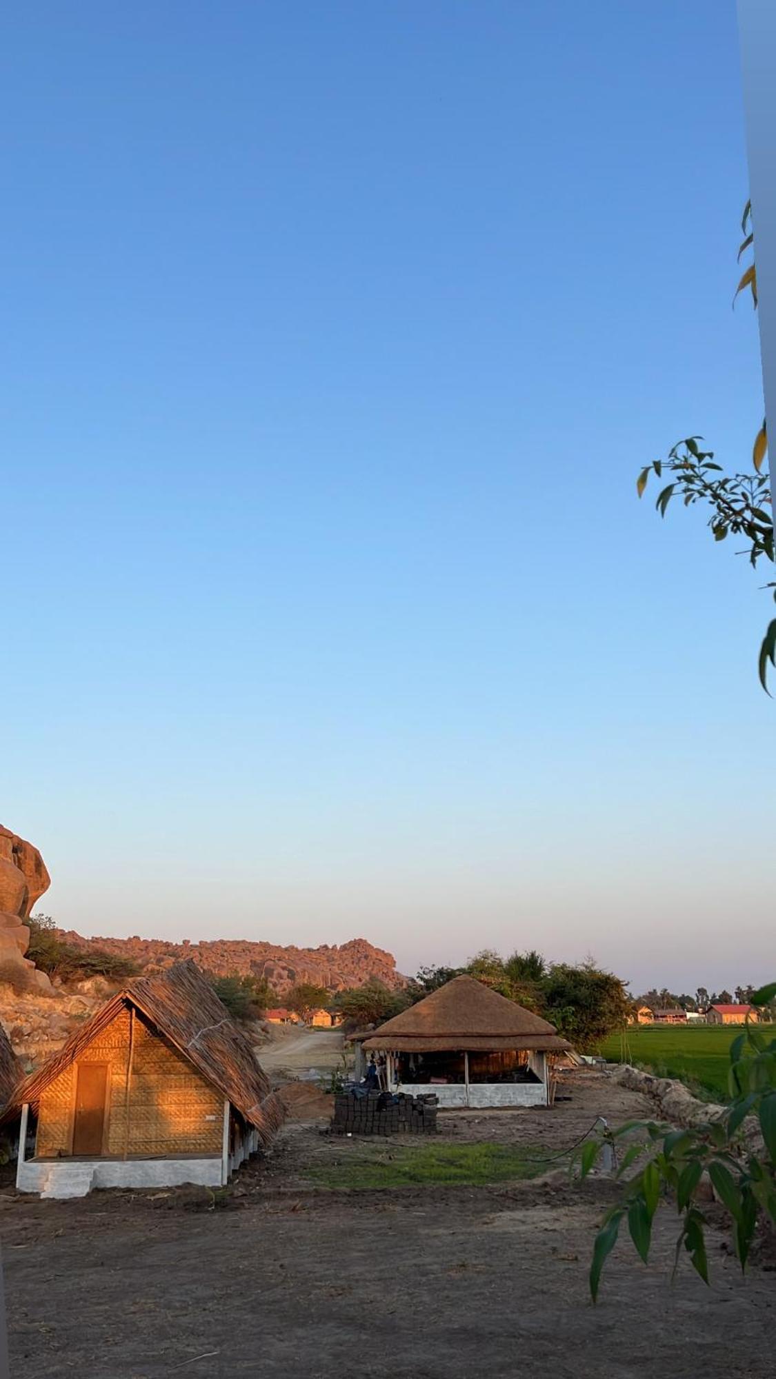 Hotel Tropical Hampi Esterno foto