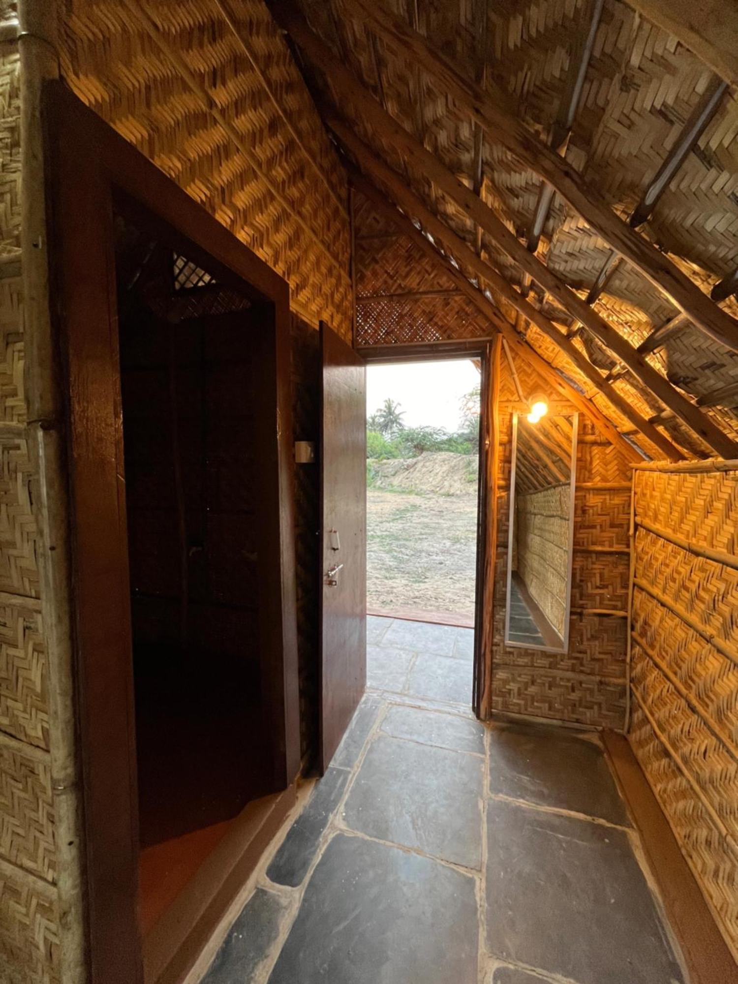Hotel Tropical Hampi Esterno foto