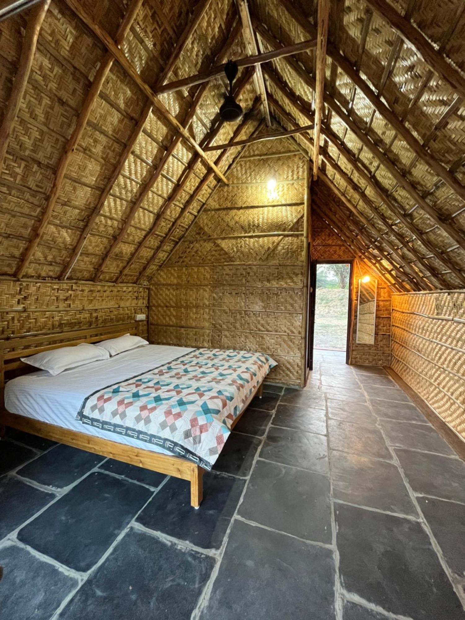 Hotel Tropical Hampi Esterno foto