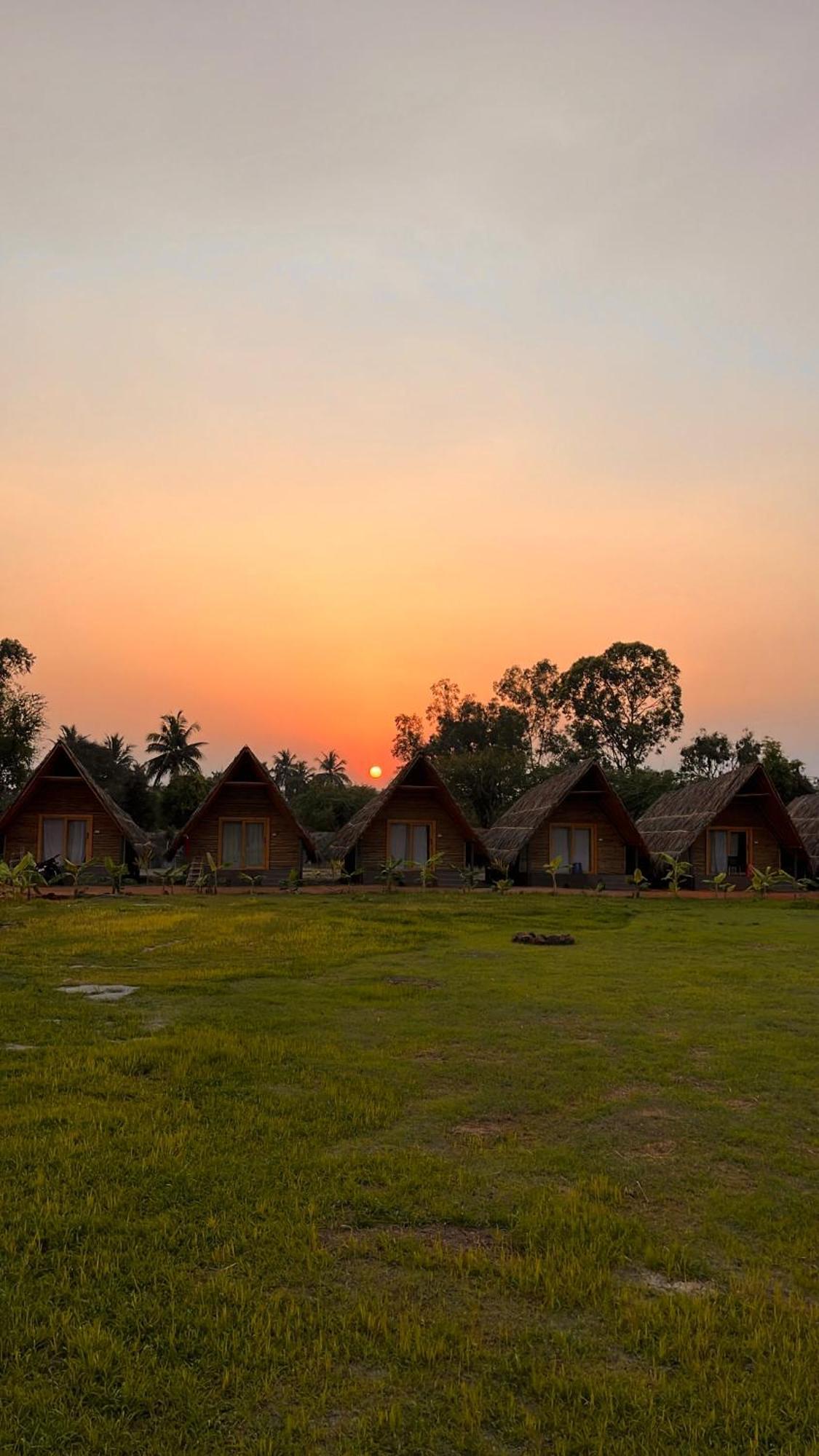Hotel Tropical Hampi Esterno foto