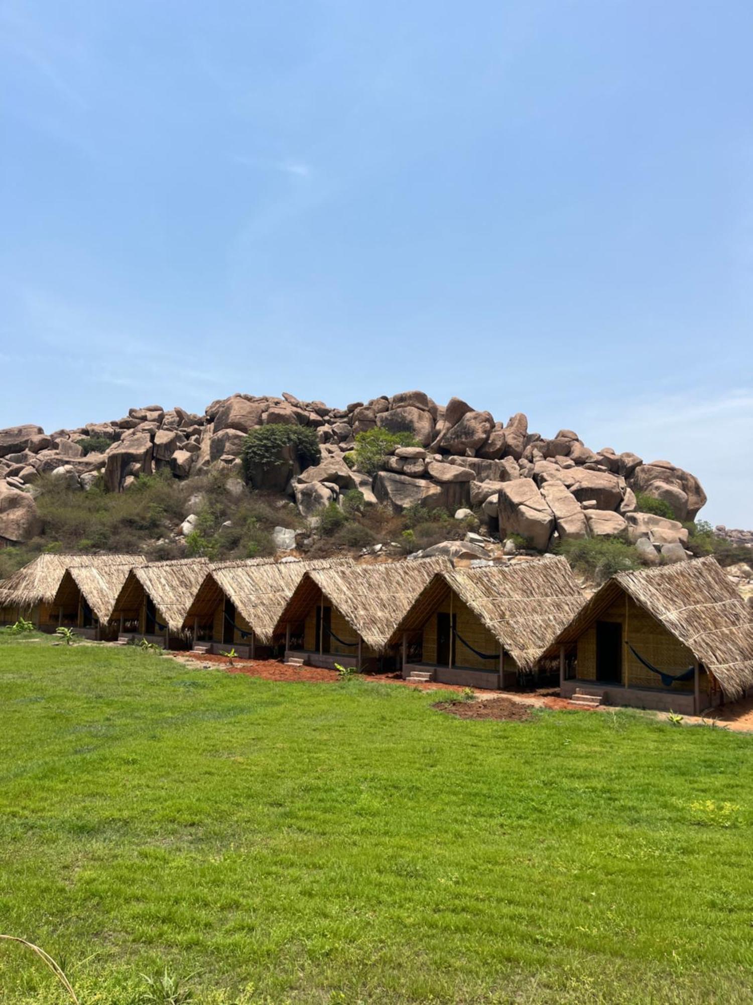 Hotel Tropical Hampi Esterno foto