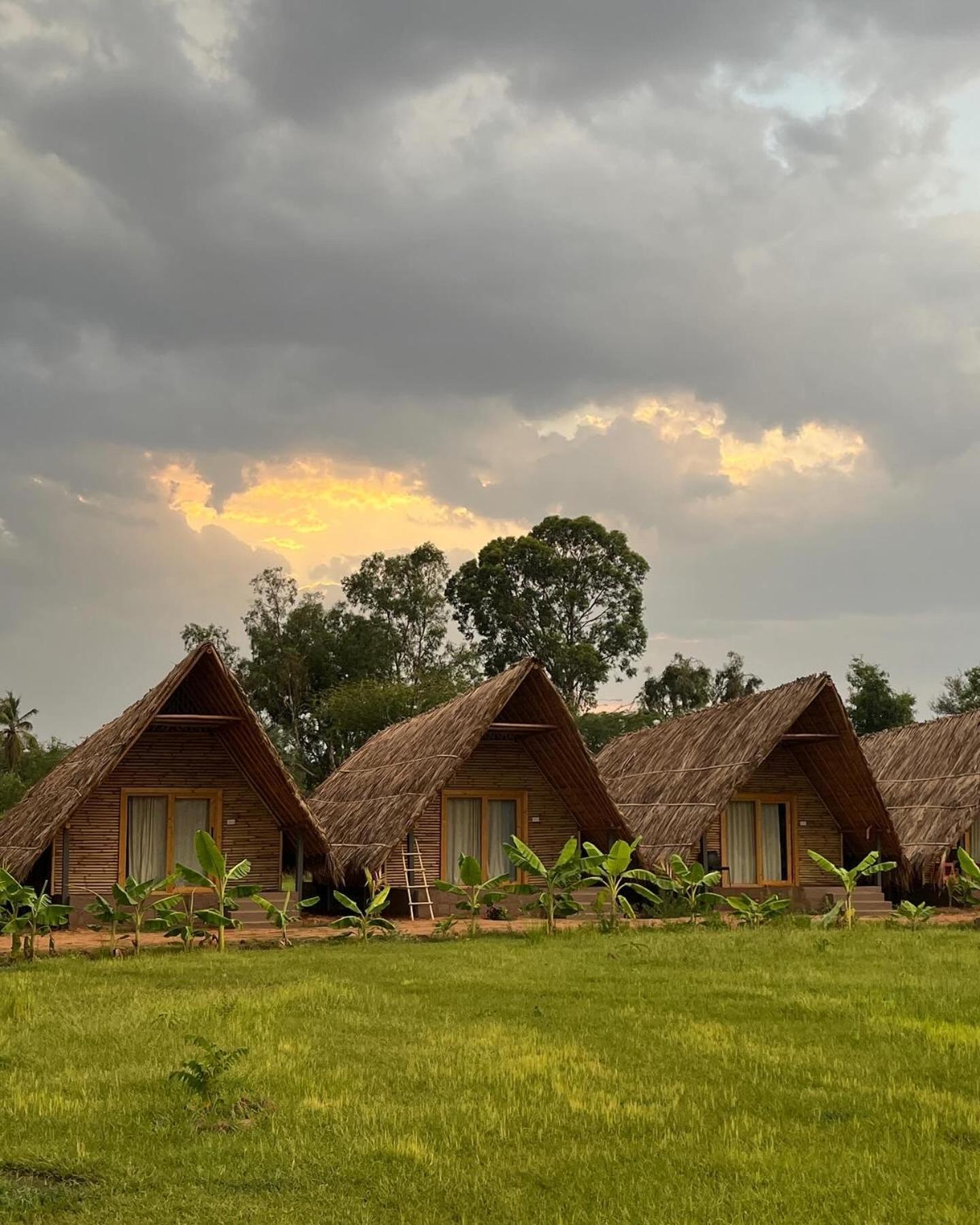 Hotel Tropical Hampi Esterno foto