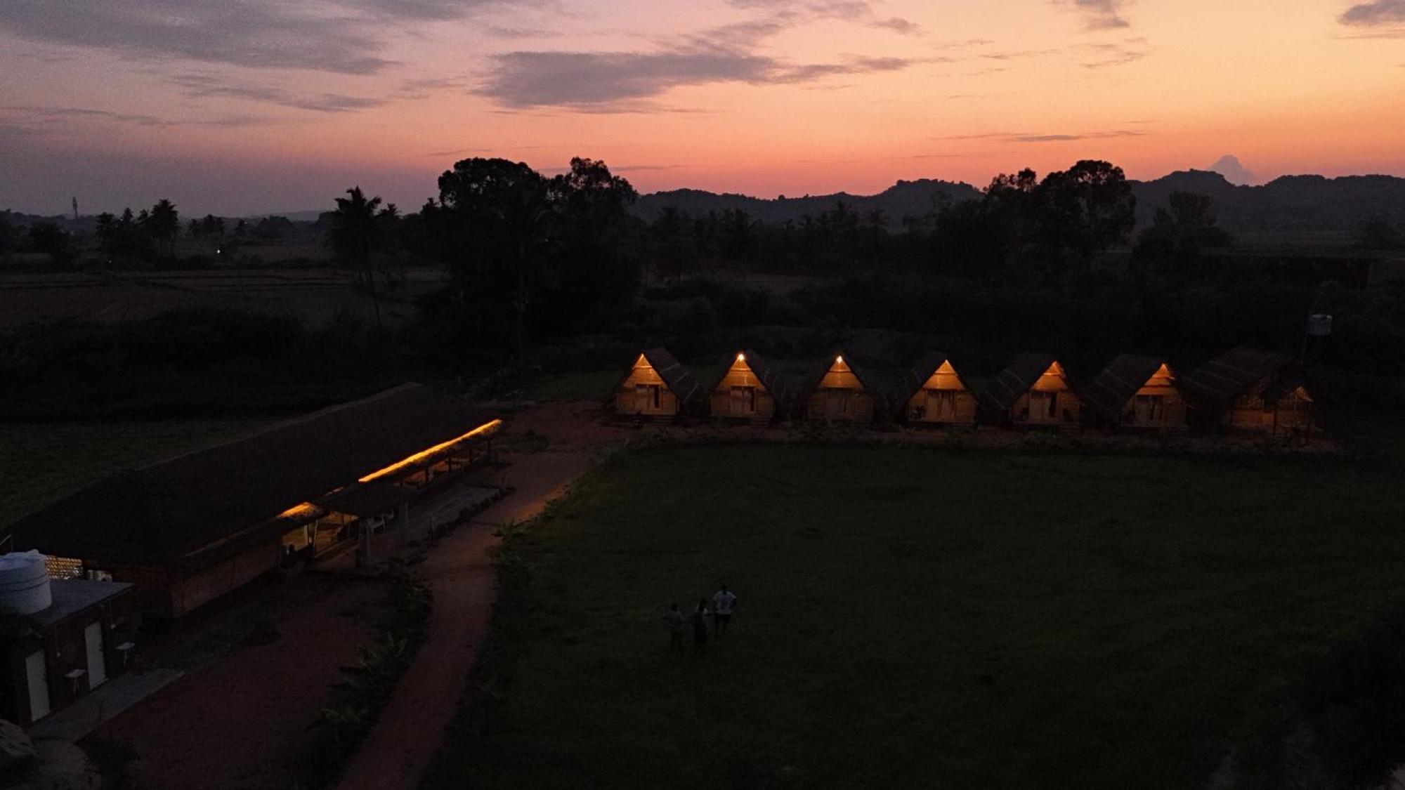 Hotel Tropical Hampi Esterno foto