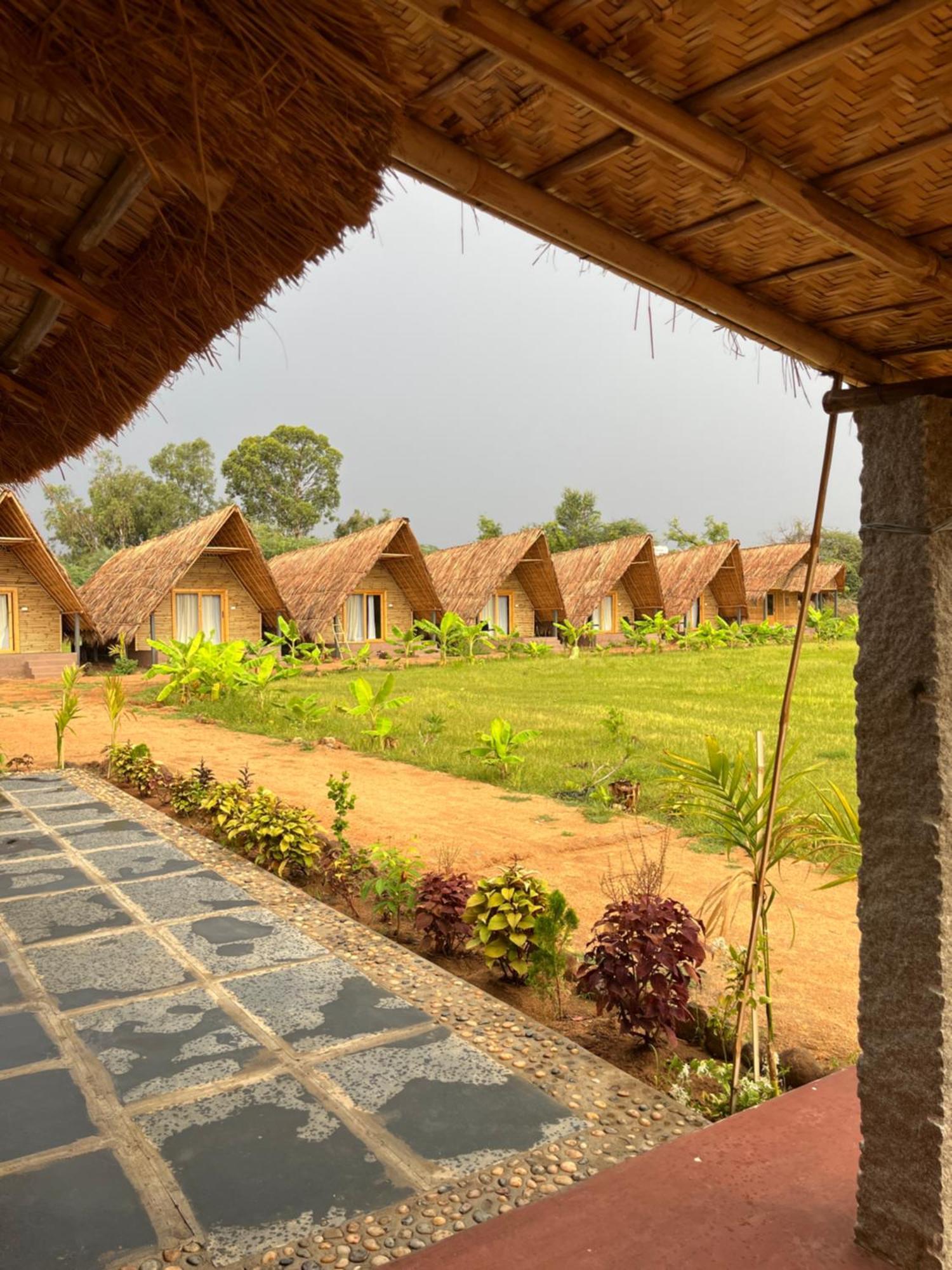 Hotel Tropical Hampi Esterno foto
