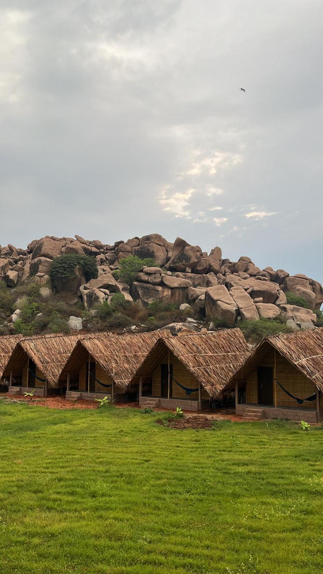 Hotel Tropical Hampi Esterno foto