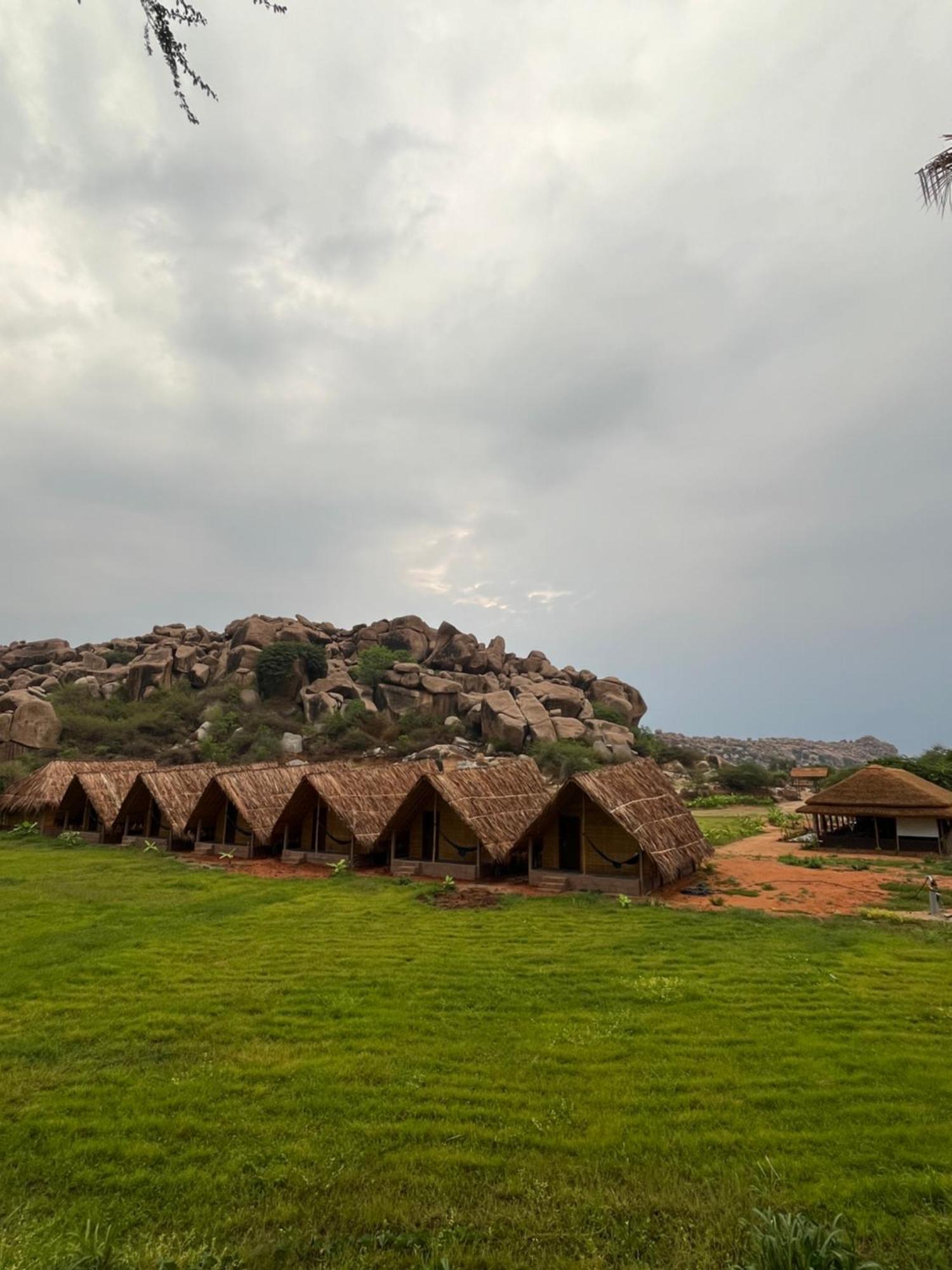 Hotel Tropical Hampi Esterno foto
