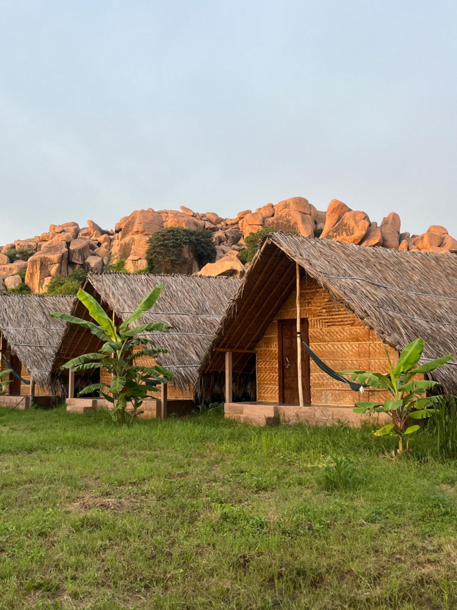 Hotel Tropical Hampi Esterno foto