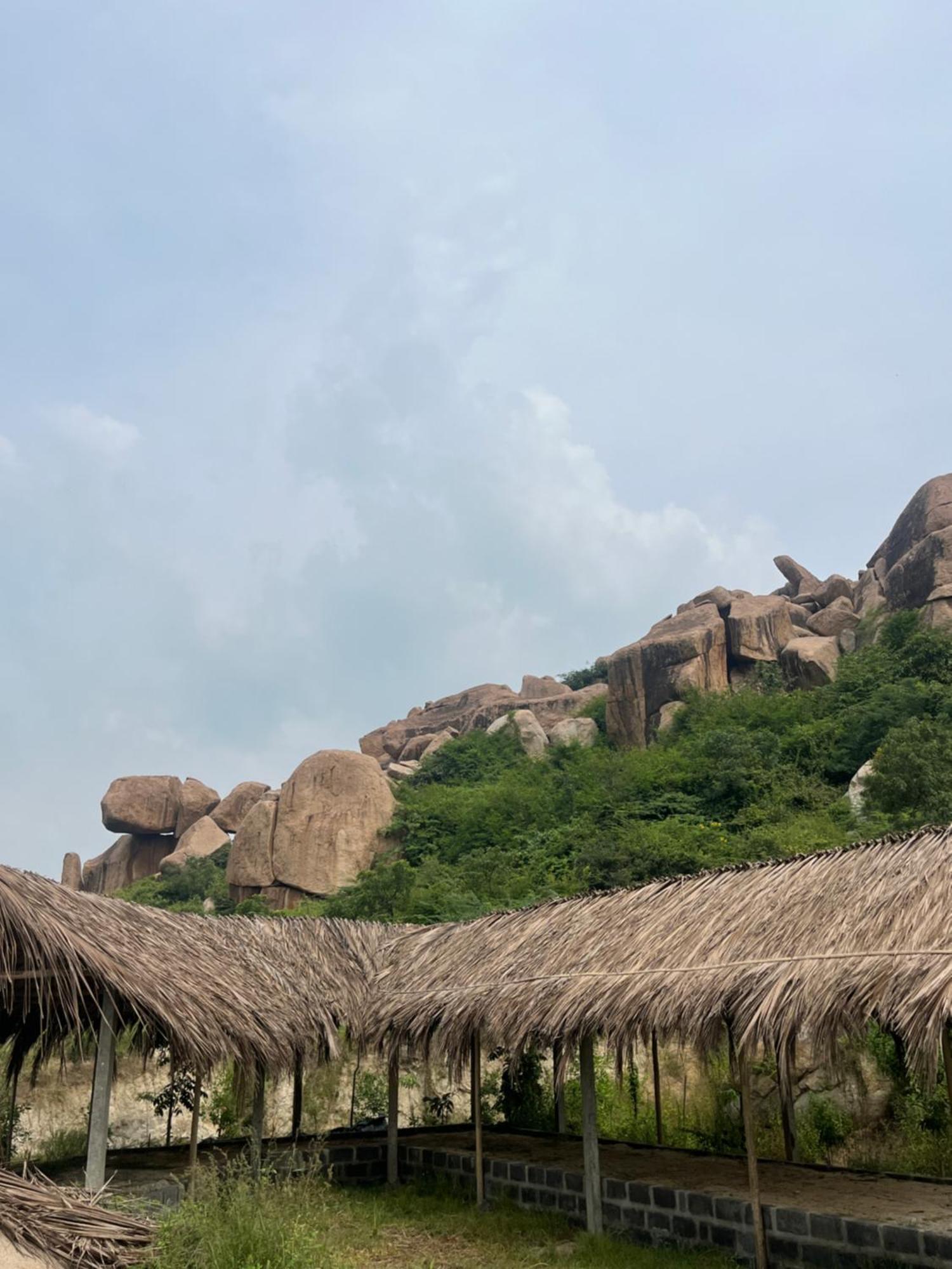 Hotel Tropical Hampi Esterno foto